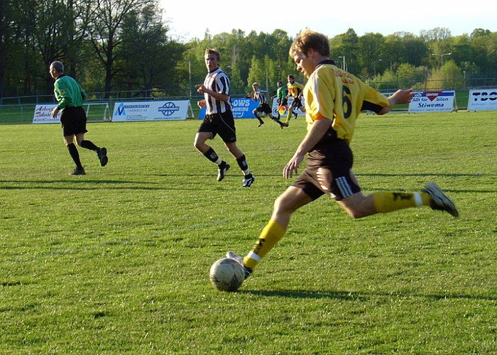 2004_0512_07.jpg - Nr.6 Johan Svensson i Arboga Södra gör ett långt uppspel till sina anfallare.